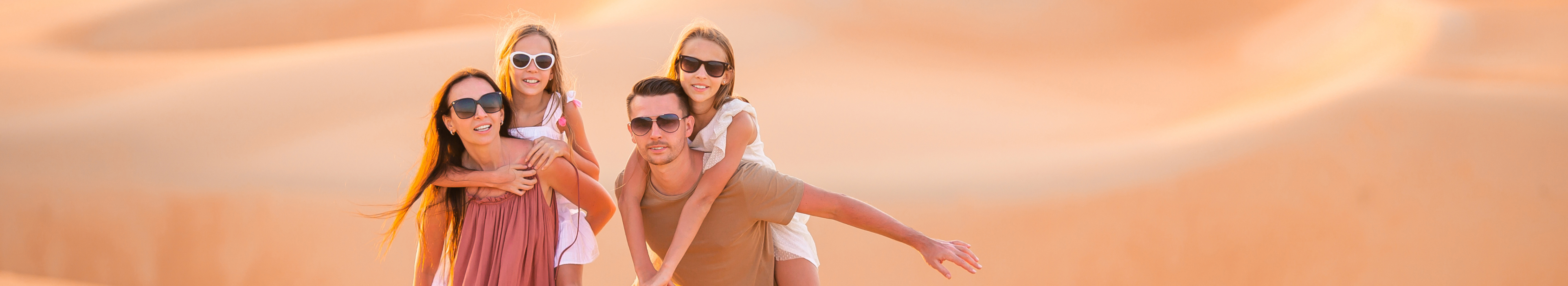 Menschen zwischen Dünen in Wüste bei Oman