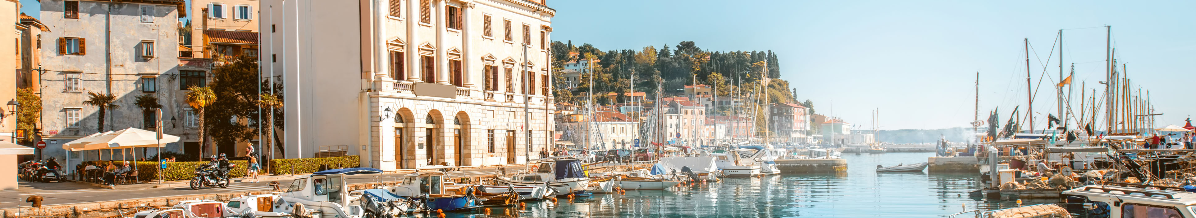 Blick auf die Marina in Slowenien