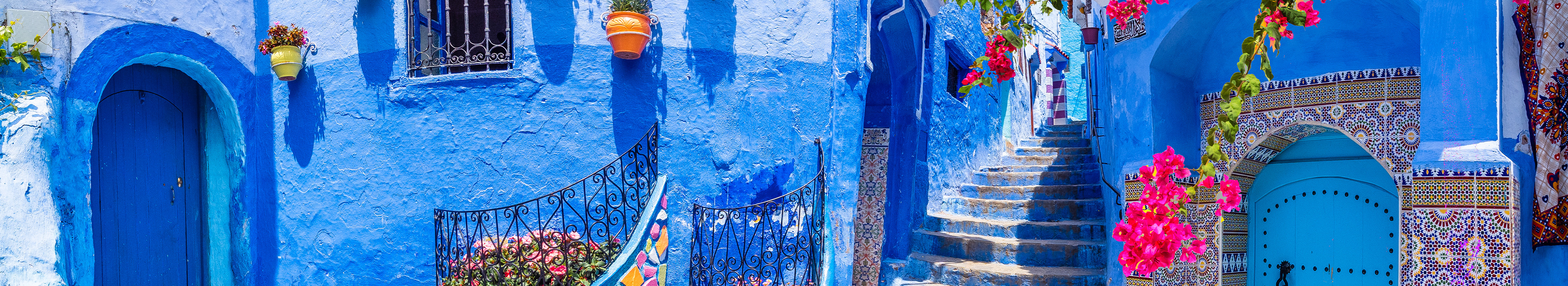 Straße mit blauen Fliesen und Treppe in Marokko