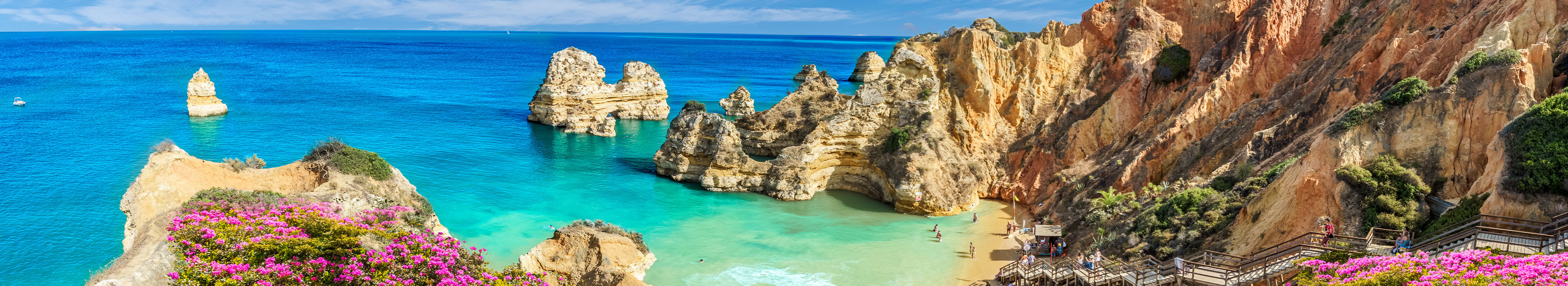 Felsen umrahmte Bucht an der Algarve