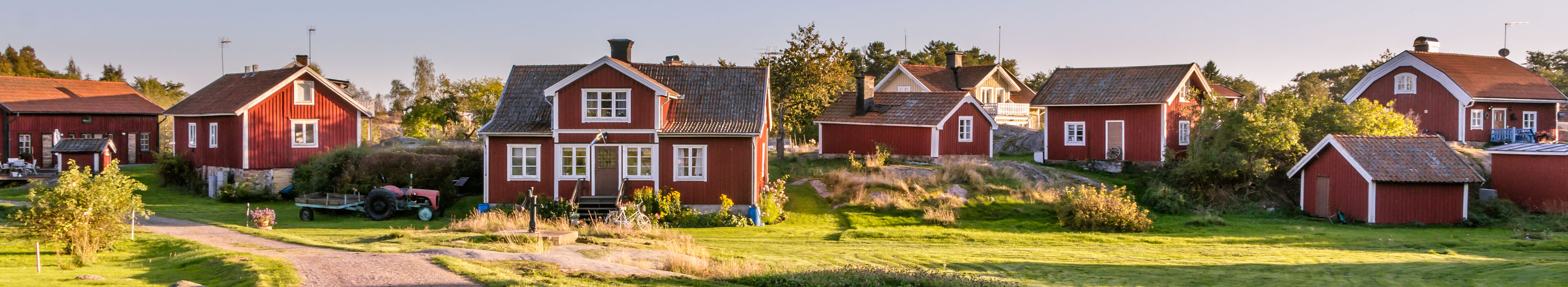Traditionell schwedische Häuser in einem Dorf auf der Insel Harstena.