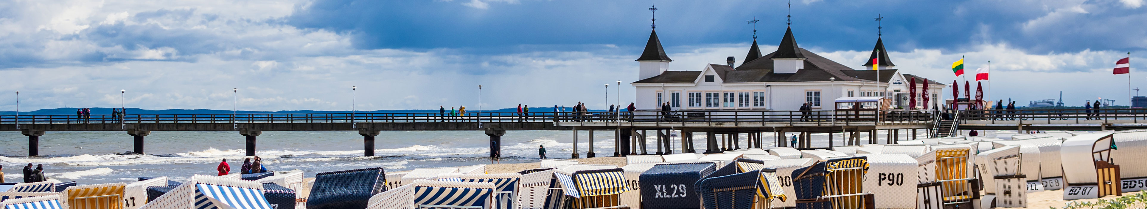 Die Seebrücke und Strandkörbe in Ahlbeck auf der Insel Usedom