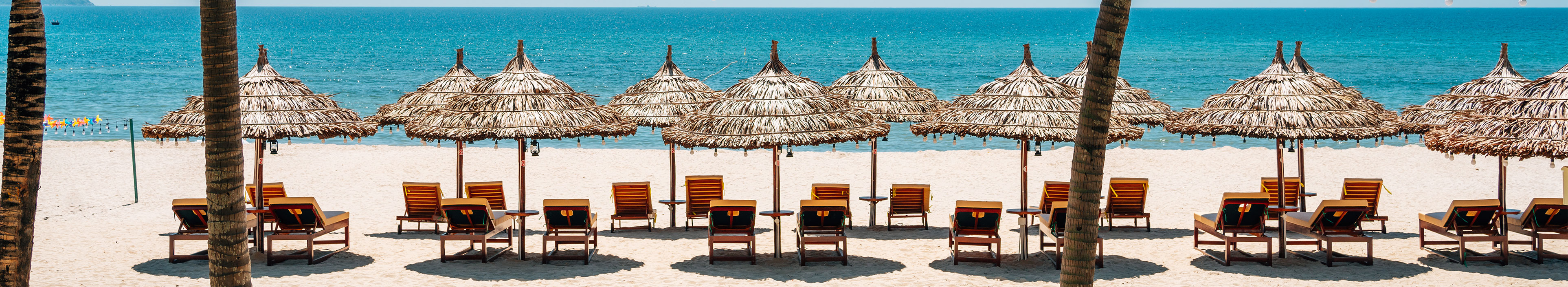My Khe Beach mit Sonnenschirm und Sonnenliege in Da Nang, Vietnam