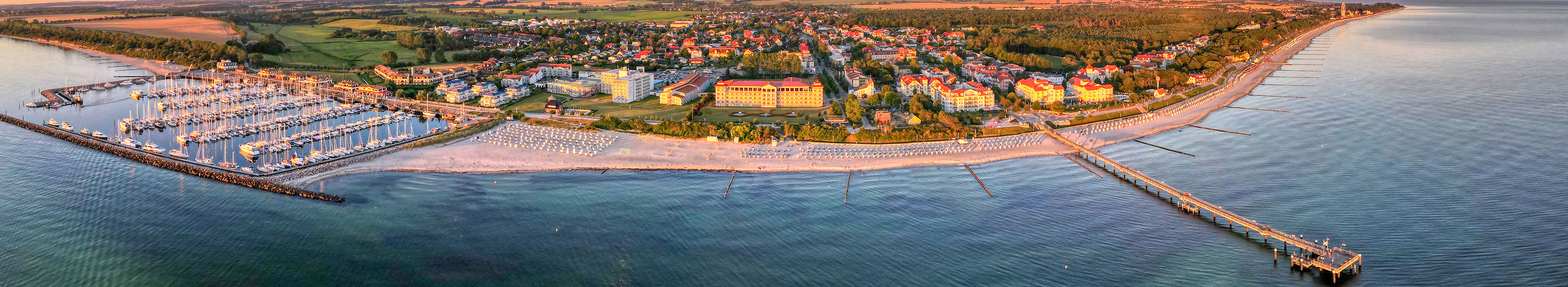 Blick auf Kühlungsborn von oben, Strand und Meer.