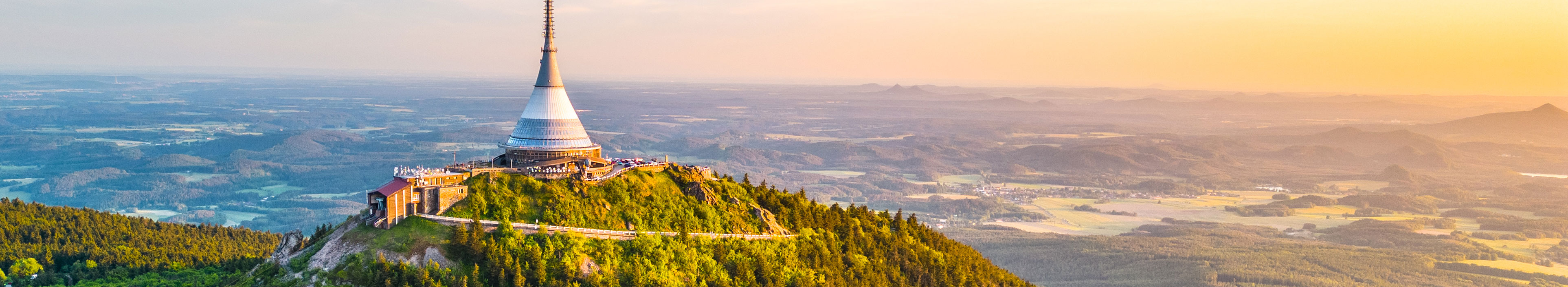 Sonniger Abend auf dem Berg Jested mit einem einzigartigen Gebäude auf dem Gipfel. Liberec, Tschechische Republik. Luftaufnahme von einer Drohne.
