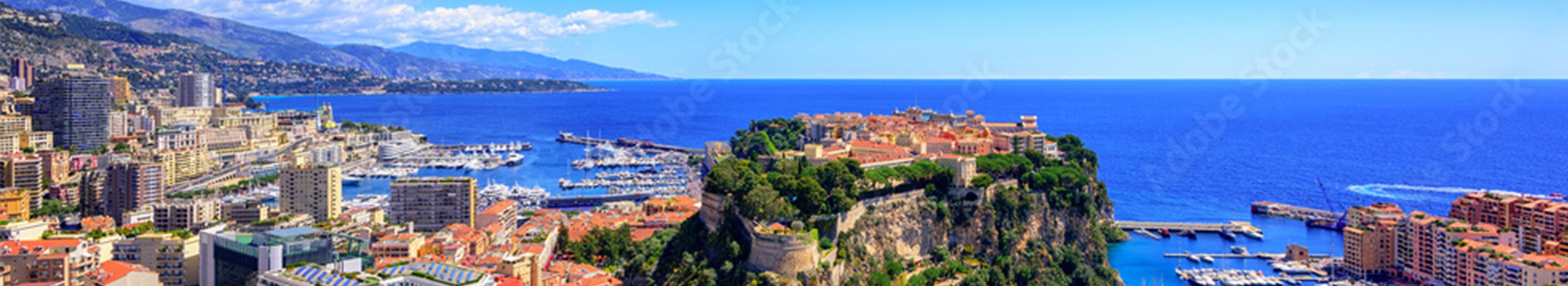Blick auf Monaco von oben im Hintergrund die Küste und das Meer während eines Urlaubs mit Lidl Reisen