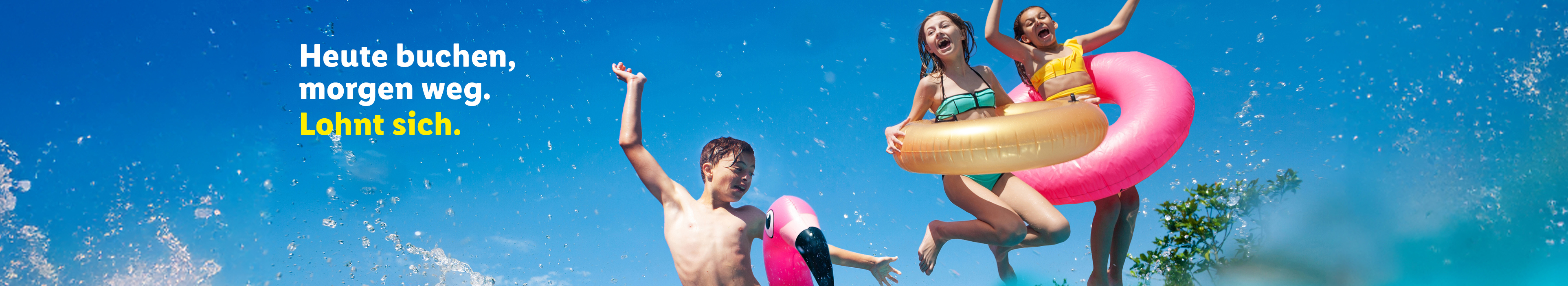 Heute buchen, morgen weg. lohnt sich.“. Das Bild zeigt eine Gruppe lachender Kinder und Jugendlicher, die mit bunten Schwimmreifen (darunter ein pinker Flamingo) voller Energie in einen Pool springen. Das Wasser spritzt hoch, im Hintergrund ist ein strahlend blauer Himmel zu sehen.
