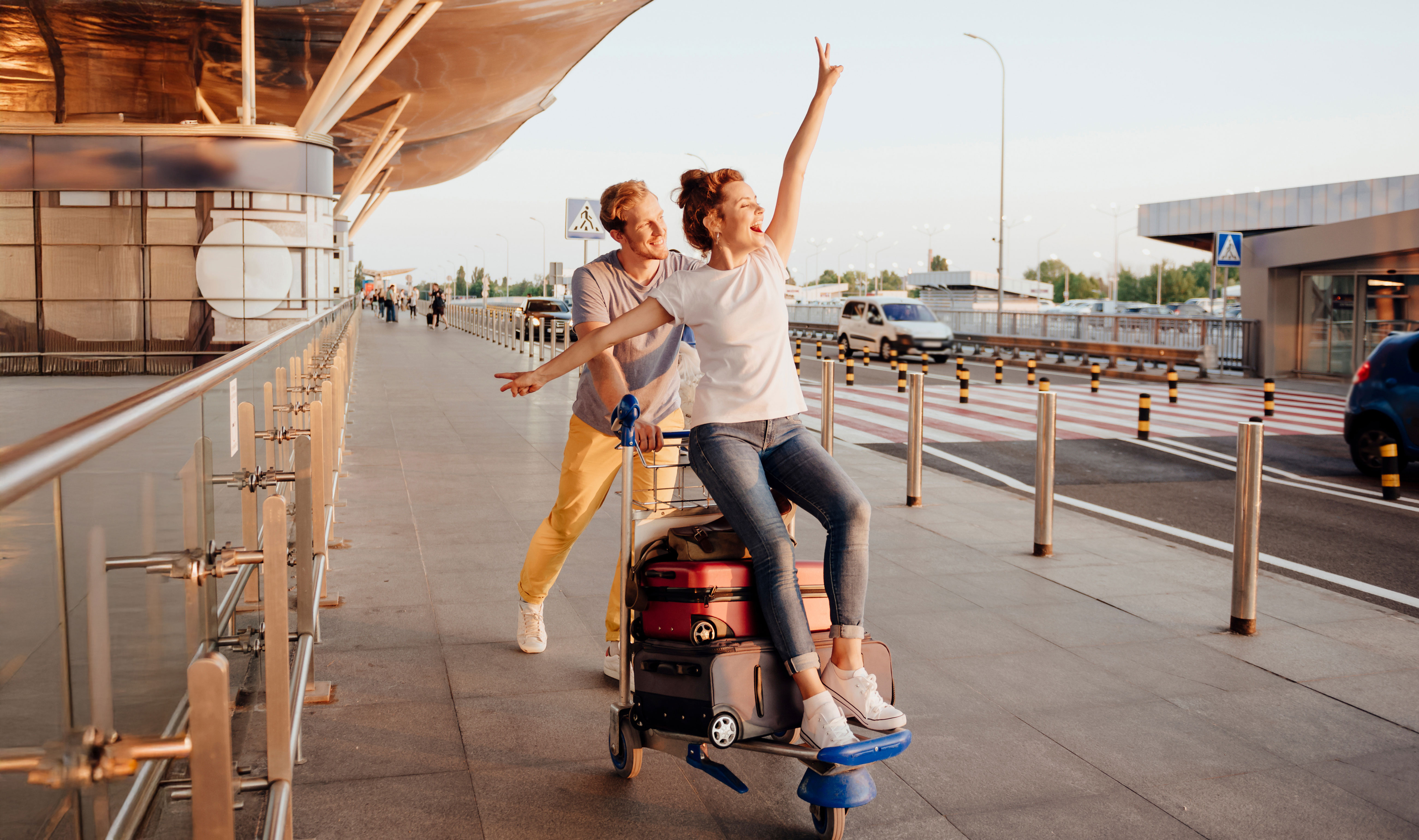 Ein Pärchen kommt am Flughafen kurz vor der Abreise zum Last Minute Urlaub an.
